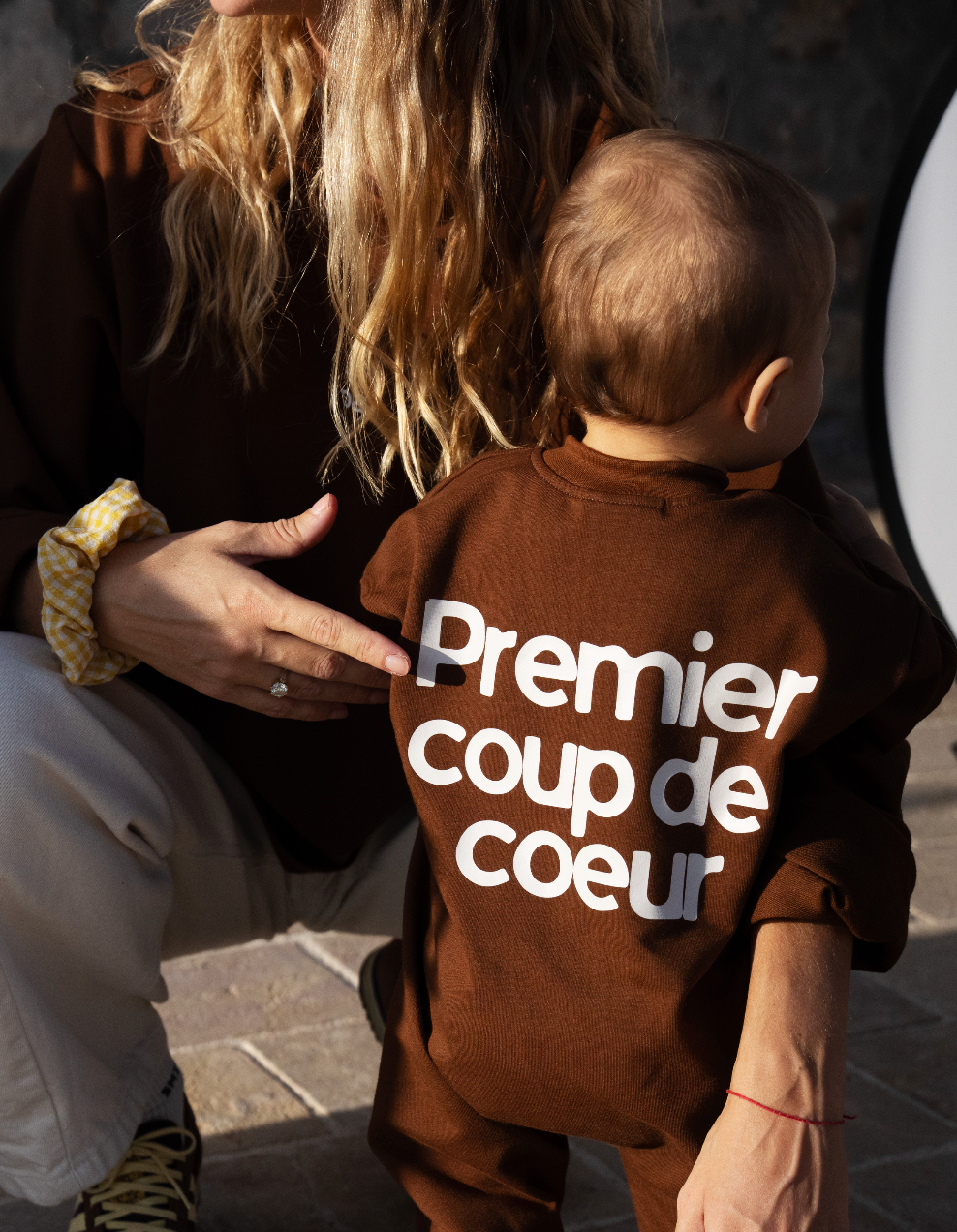 Combinaison bébé oversize marron chocolat avec flocage Premier coup de cœur blanc au dos