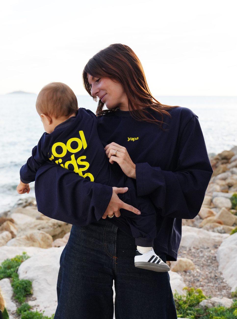 Maman en t-sweat et bébé en combinaison oversize bleu marine Cool Kids Club, tenue matchy matchy